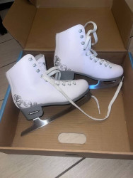 Bladerunner size 3 girl's figure skating ice skates - near new - $50 (Harlem / Morningside)