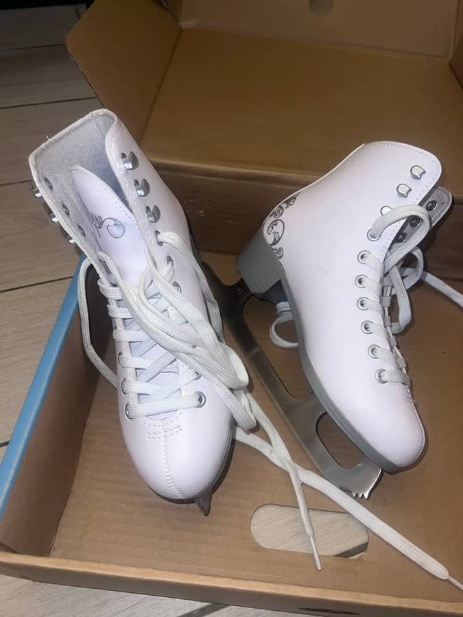 Bladerunner size 3 girl's figure skating ice skates - near new - $50 (Harlem / Morningside)-pic_1