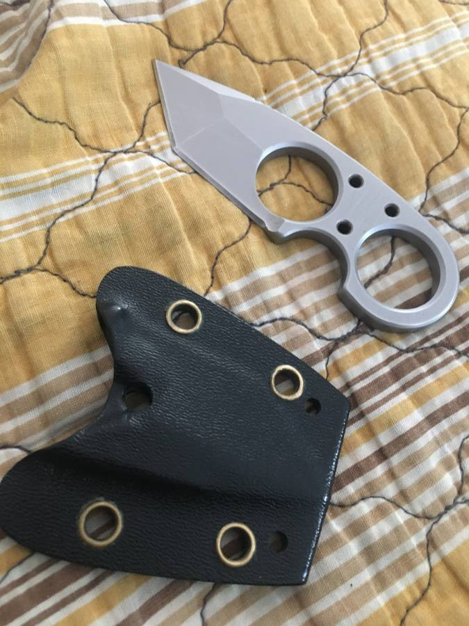Brous blades neck knive D/2 trade for other small knives (Queens)-pic_1