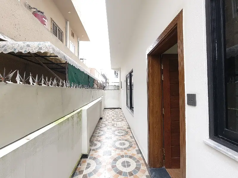 Excellent Location: A Centrally Located, Sun-Facing House Available for Sale in Islamabad.-pic_1