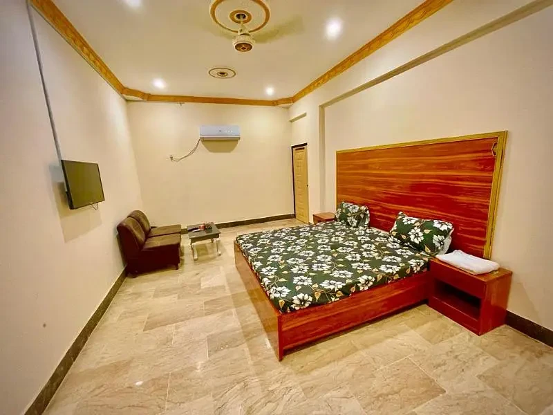 Guest House Couple